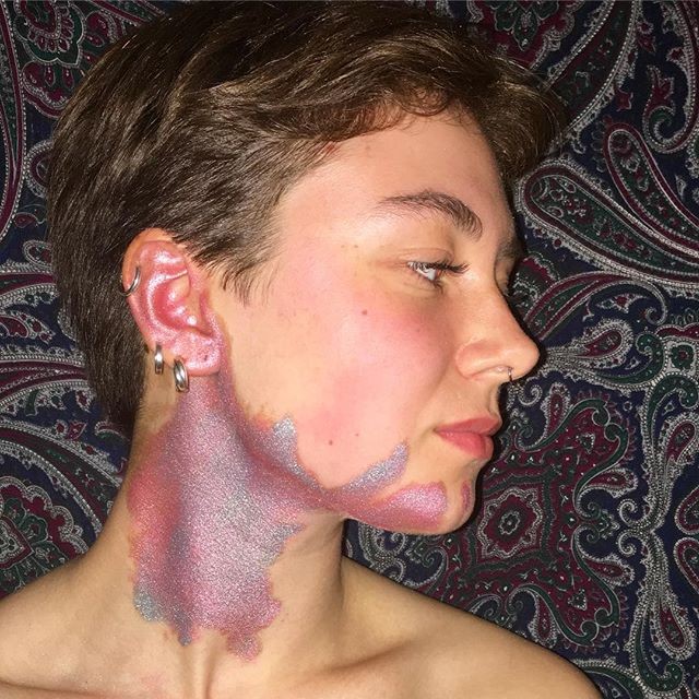 Olivia usa glitter em marca de nascença para combater bullying (Foto: Reprodução/Instagram)