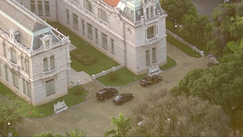Carros da Polícia Federal param na porta do Palácio Laranjeiras, residência oficial de Pezão — Foto: Reprodução/TV Globo