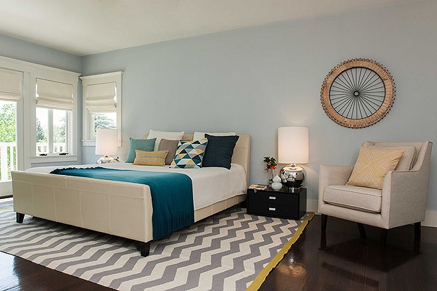 Já o quarto do casal foi feito em tons de azul, trazendo tranquilidade para o ambiente (Foto: Divulgação)
