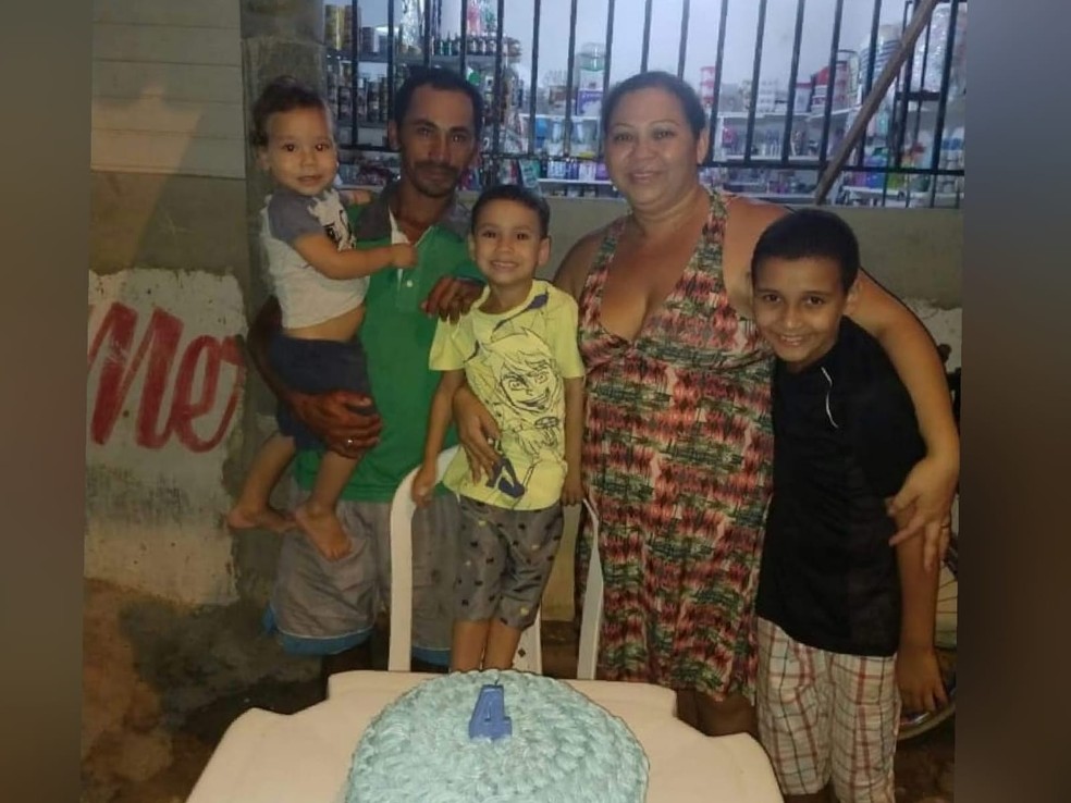 Três meses depois da morte da mãe, os filhos continuam perguntando ao pai quando ela vai voltar para casa. — Foto: Arquivo pessoal