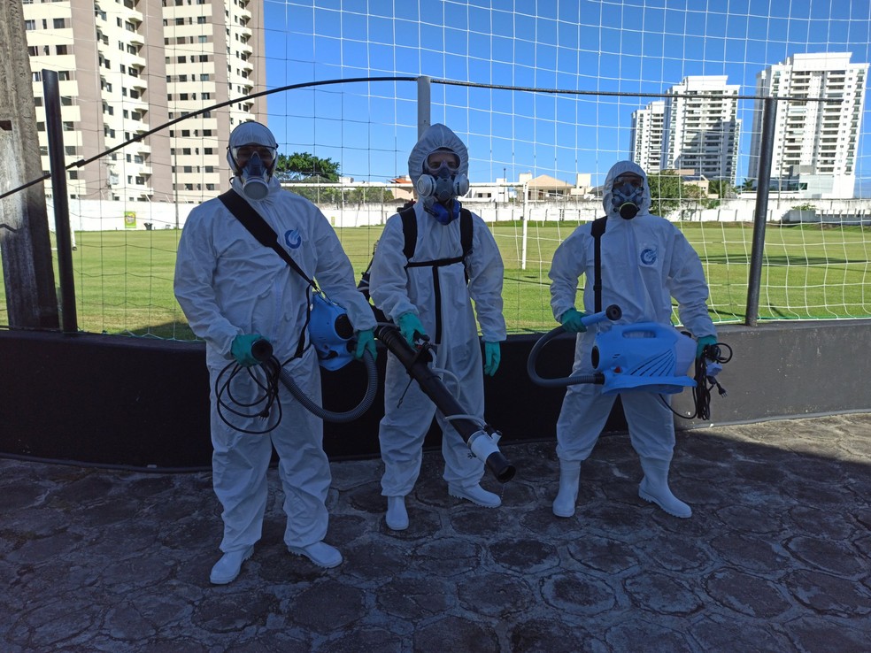 Equipe pronta para a desinfecção do centro de treinamento do ABC — Foto: Divulgação