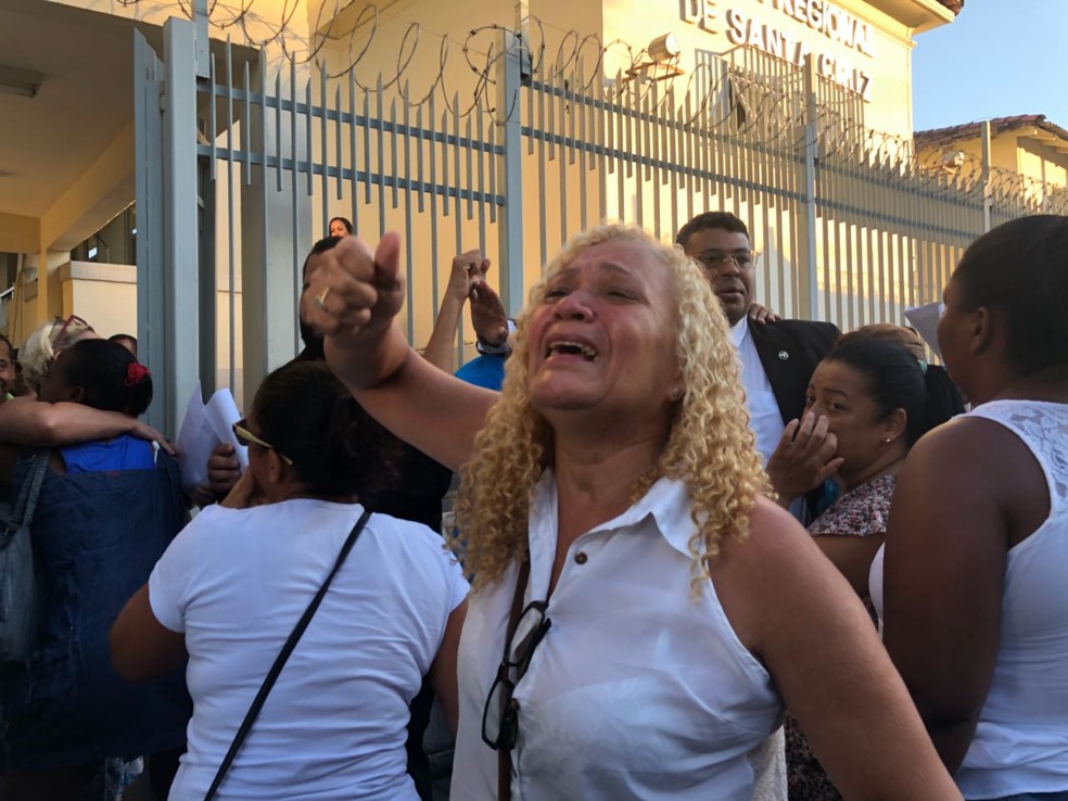 Parente de um dos presos chora de emoÃ§Ã£o ao receber a notÃ­cia da liberaÃ§Ã£o dos presos (Foto: Matheus Rodrigues/G1)