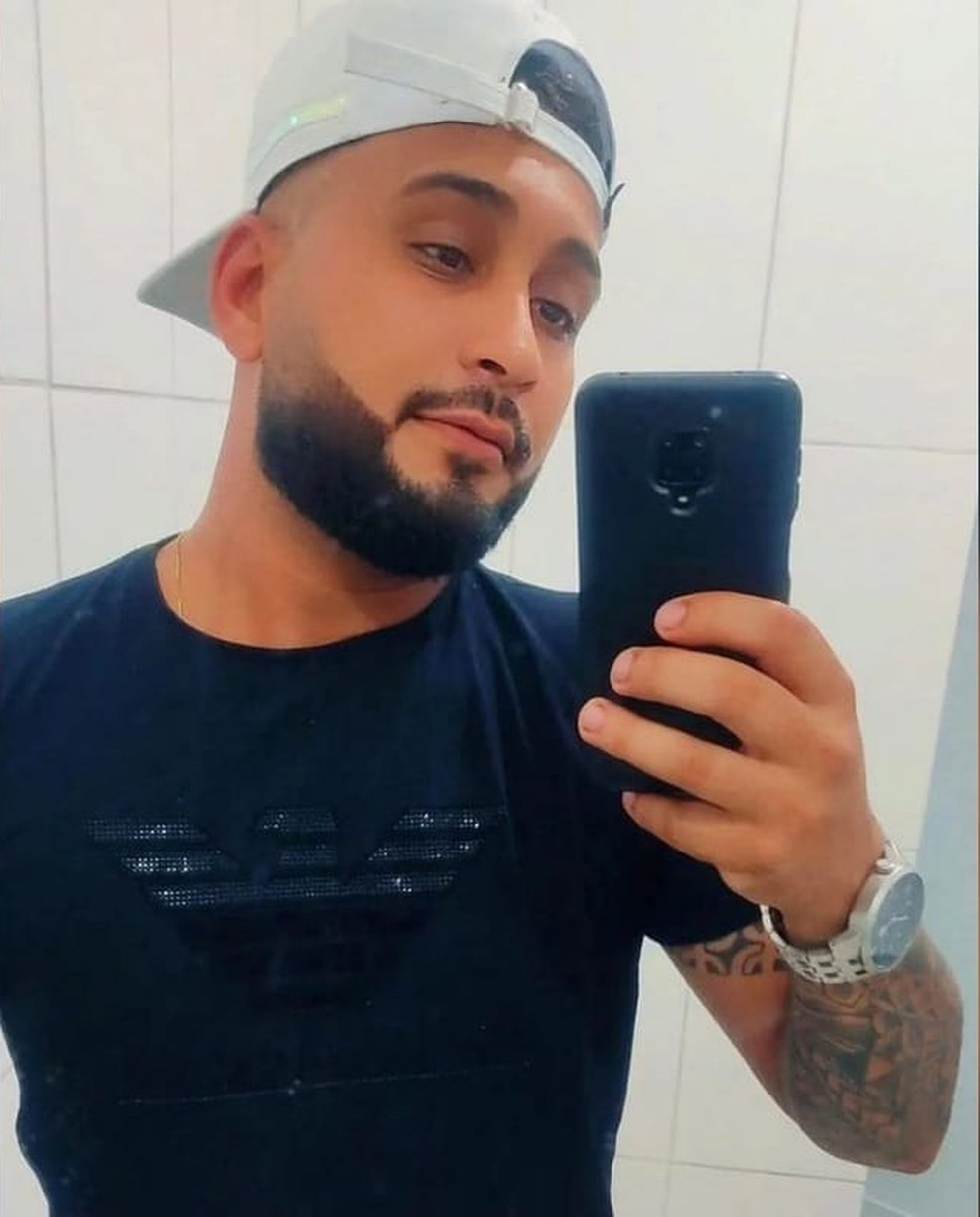 Uilgner Rodrigues, de 30 anos, natural de Guarujá (SP), morreu ao mergulhar no lago conhecido como Buraco Azul, no município de Cruz (CE) — Foto: Reprodução/Instagram