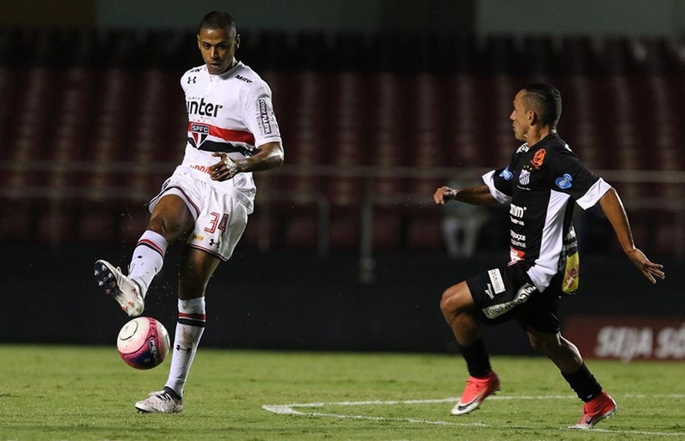 Bruno Alves tem sido titular do São Paulo nos últimos jogos; na foto, em ação contra o Bragantino no Morumbi (Foto: Rubens Chiri/SPFC)