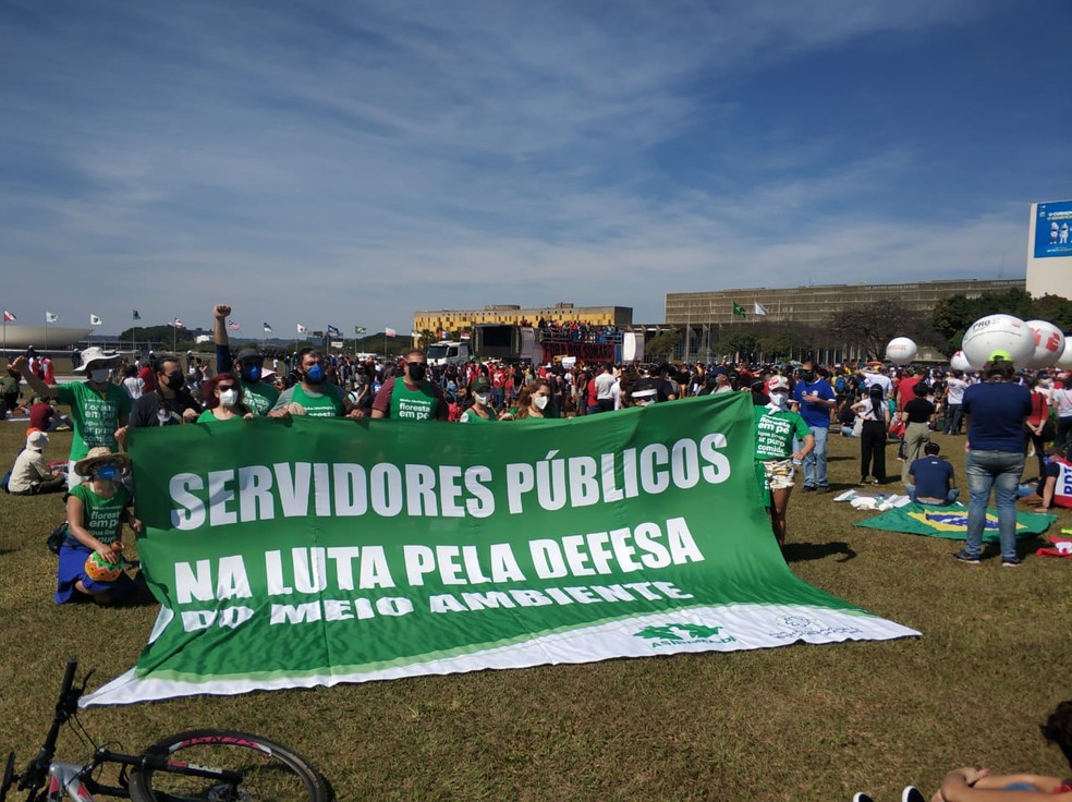 Grupo de servidores públicos colocam faixa em defesa do meio ambiente no gramado da Esplanada dos Ministérios durante protesto contra governo Bolsonaro — Foto: Pedro Henrique Gomes/ G1