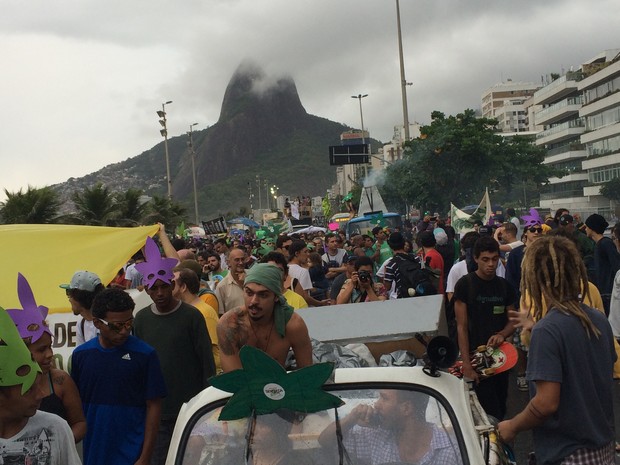 Manifestantes marcham pela Vieira Souto (Foto: Fernanda Rouvenat/G1)