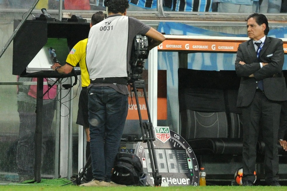 Ãrbitro AndrÃ©s Cunha verifica lance do pÃªnalti de Bressan â Foto: Wesley Santos / AgÃªncia PressDigital