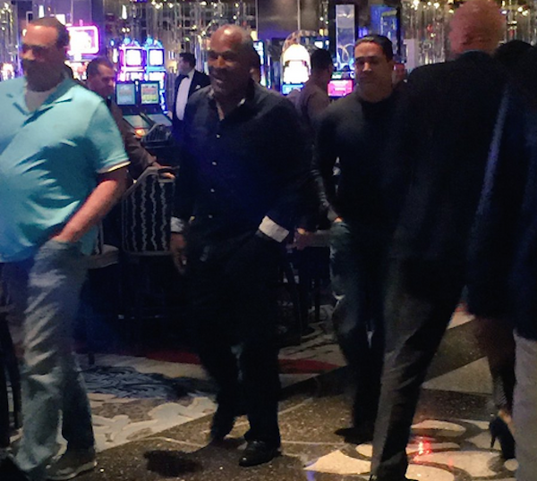 O ex-jogador de futebol americano O.J. Simpson em um cassino de Las Vegas em foto feita por um fã (Foto: Twitter)