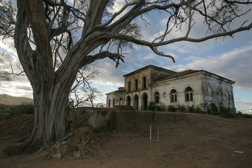 Casa do topo de colina tem fama de ser assombrada; local está abandonado há cerca de cinco décadas, exceto pelos fantasmas que aparecem na residência, segundo a lenda local — Foto: Arquivo SVM