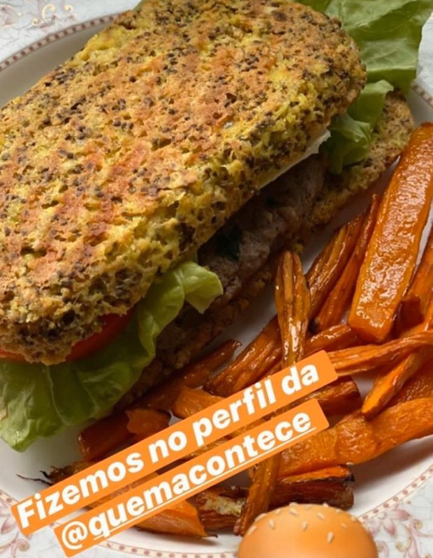 Hambúrguer saudável com pão de microondas e patinho moído (Foto: Reprodução/Instagram)