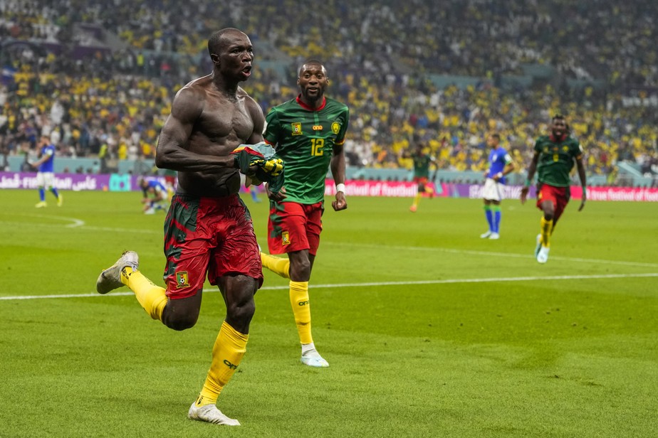 Aboubakar foi expulso após tirar a camisa ao comemorar gol da vitória do Camarões sobre o Brasil