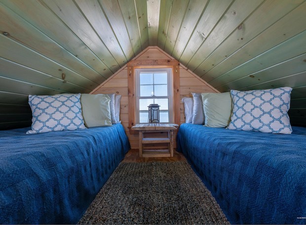 Na parte de cima, a casa isolada tem um quarto com duas camas de solteiro (Foto: Coldwell Banker / Reprodução)