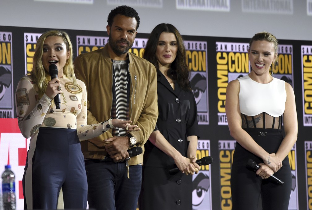 Florence Pugh, O. T. Fagbenle, Rachel Weisz e Scarlett Johansson, atores de 'Viúva Negra', participaram do painel da Marvel na Comic-Con San Diego — Foto: Chris Pizzello/AP