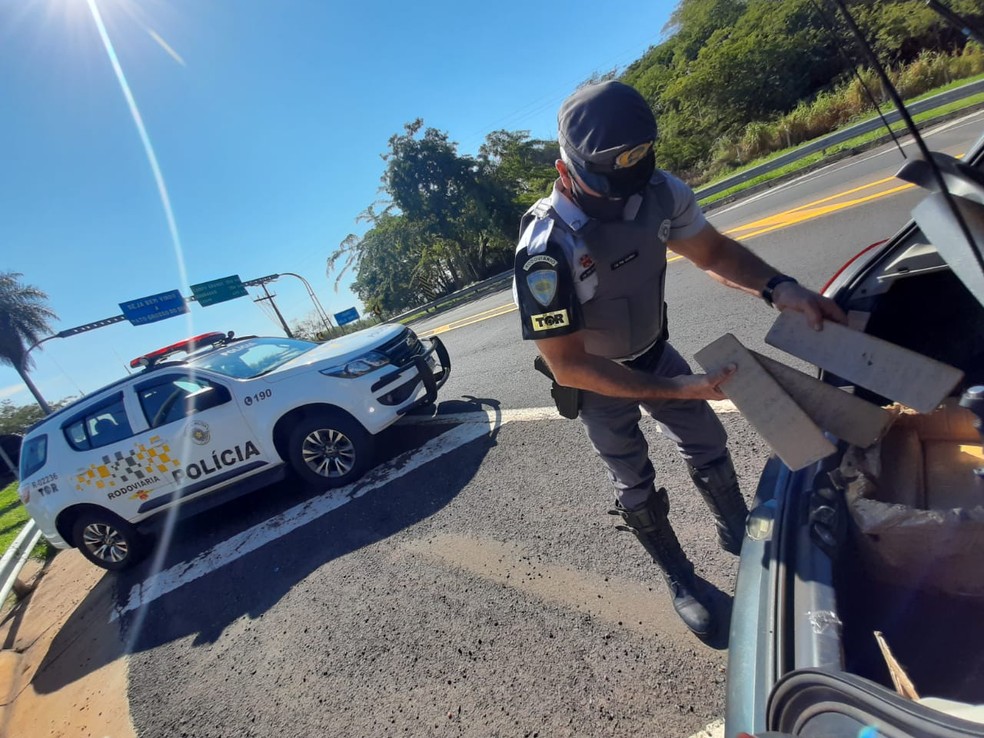 Abordagem ao veículo, em Presidente Epitácio, contou com o apoio do policiamento rodoviário — Foto: Polícia Rodoviária