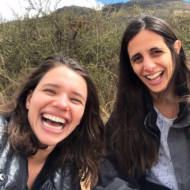 Bruna Linzmeyer e namorada coordenam sorrisos em selfie (Foto: Reprodução/Instagram)