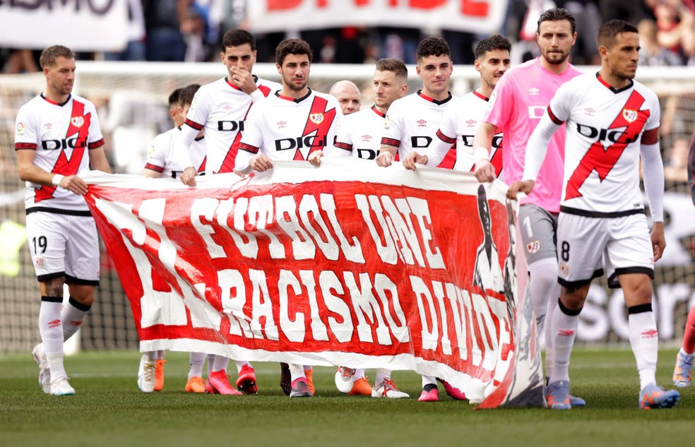 Em fevereiro, antes do jogo entre Rayo Vallecano e Sevilla, times exibiram faixa antirracista — Foto: Getty Images