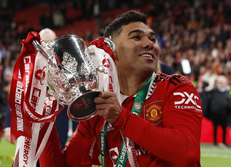 Casemiro com o troféu da Copa da Liga Inglesa — Foto: Reuters/Andrew Couldridge