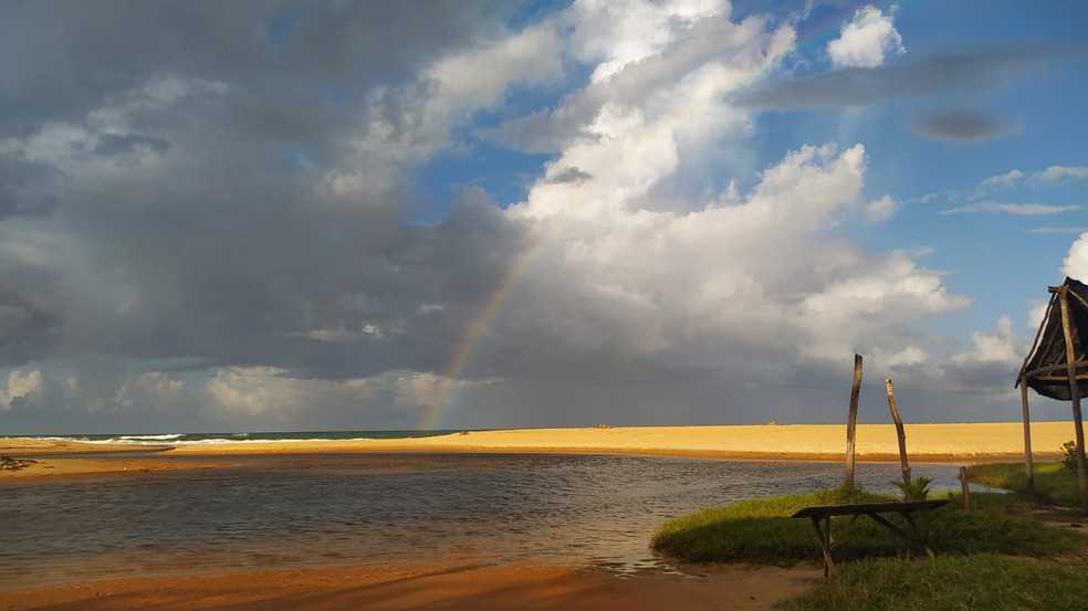 Arco-íris em Baía Formosa, no litoral Sul potiguar. — Foto: Fernanda Zauli/G1