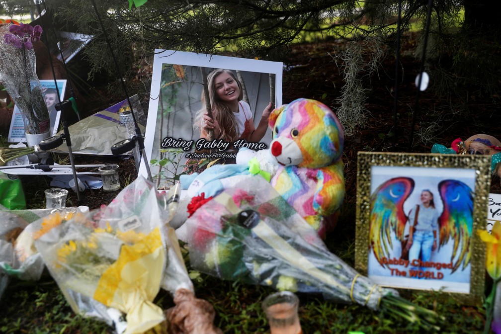 Memorial em homenagem à influencer Gabby Petito, encontrada morta nos EUA.  — Foto: Shannon Stapleton/Reuters