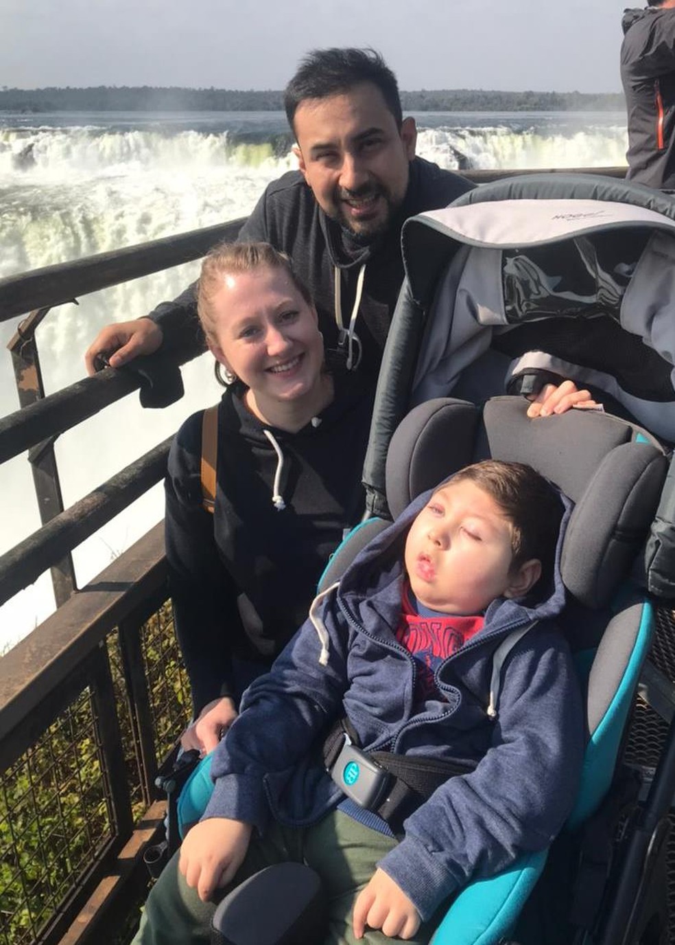 Camila y Juan llevaron a su hijo a las Cataratas del Iguazú en Argentina - Foto: Archivo personal