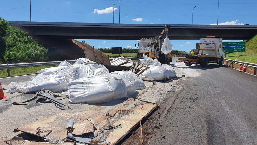 Carga de adubo ficou espalhada na Marechal Rondon em Lins  — Foto: Beno Bond/ Nova TV 