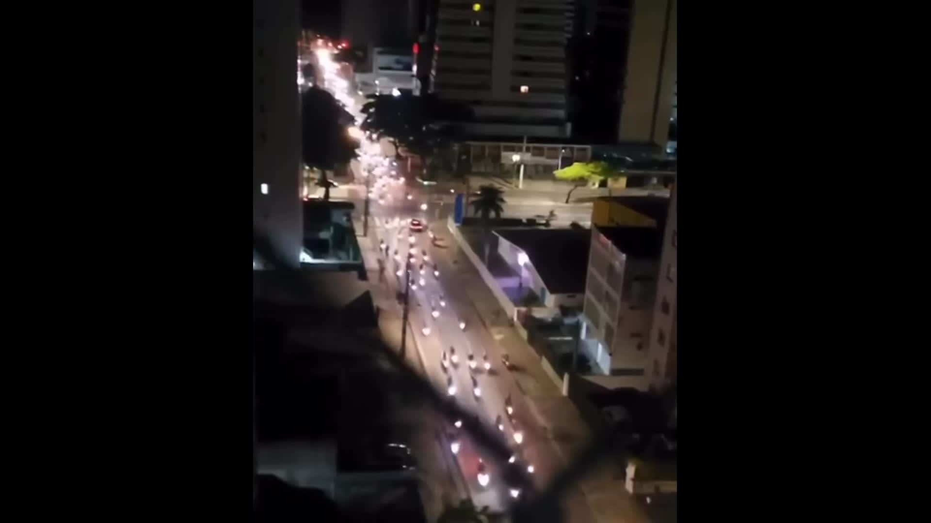 VÍDEO: motoqueiros fazem racha na contramão de ruas de Boa Viagem durante a madrugada