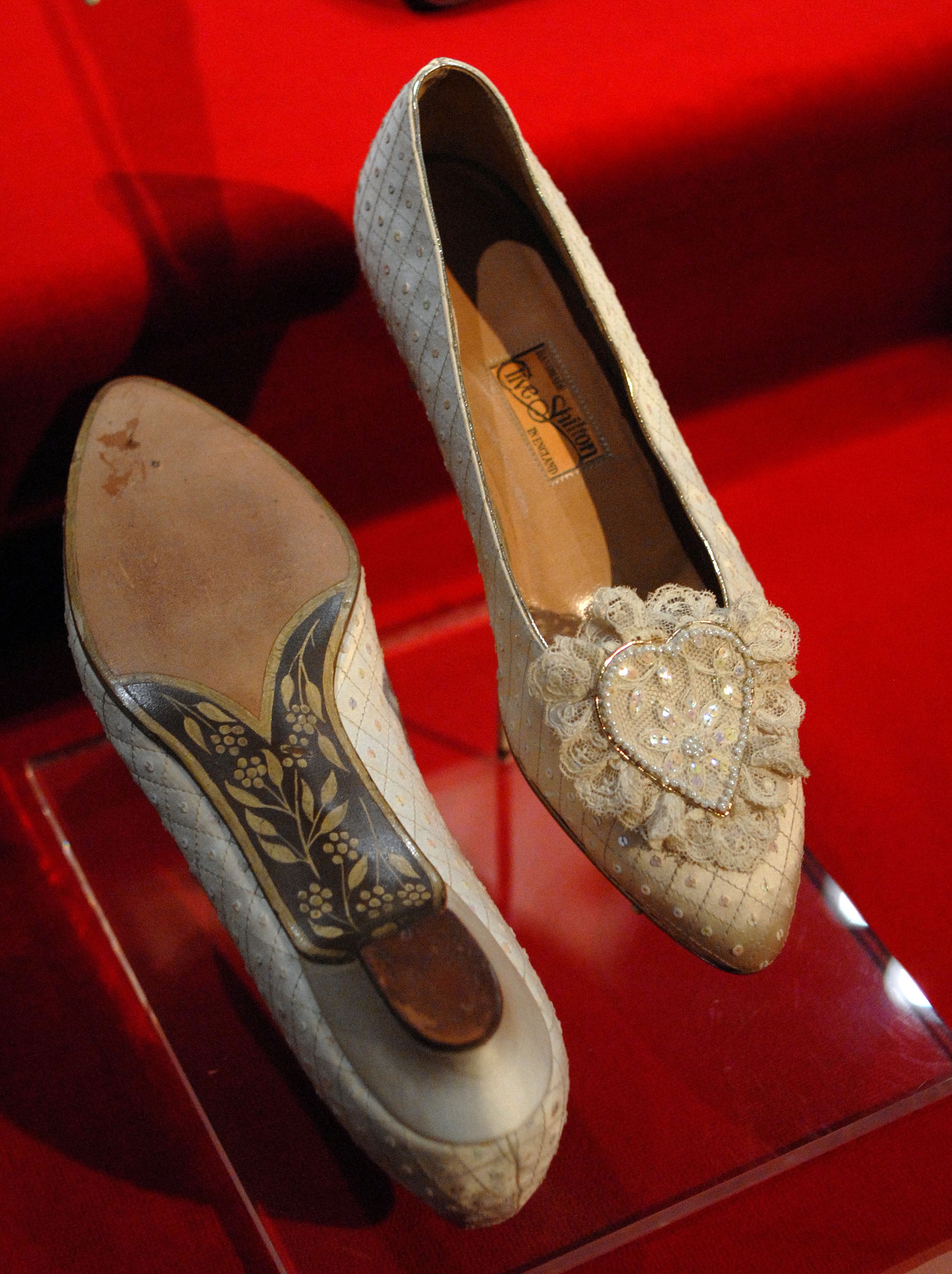 Sapatos usados por Diana no dia do seu casamento, exibidos em exposição  (Foto: Getty)