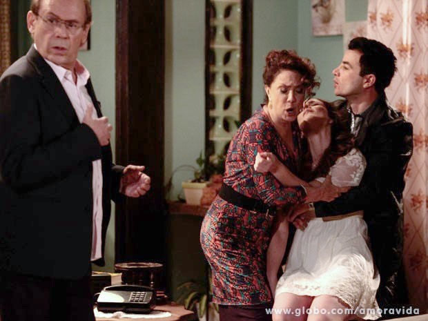 Gina desmaia ao pensar que se relacionava com o pai (Foto: Pedro Curi/TV Globo)