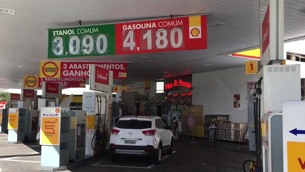Posto Shell da Avenida Tancredo Neves, em Salvador, com preço reajustado na manhã desta sexta-feira (Foto: German Maldonado/TV Bahia)