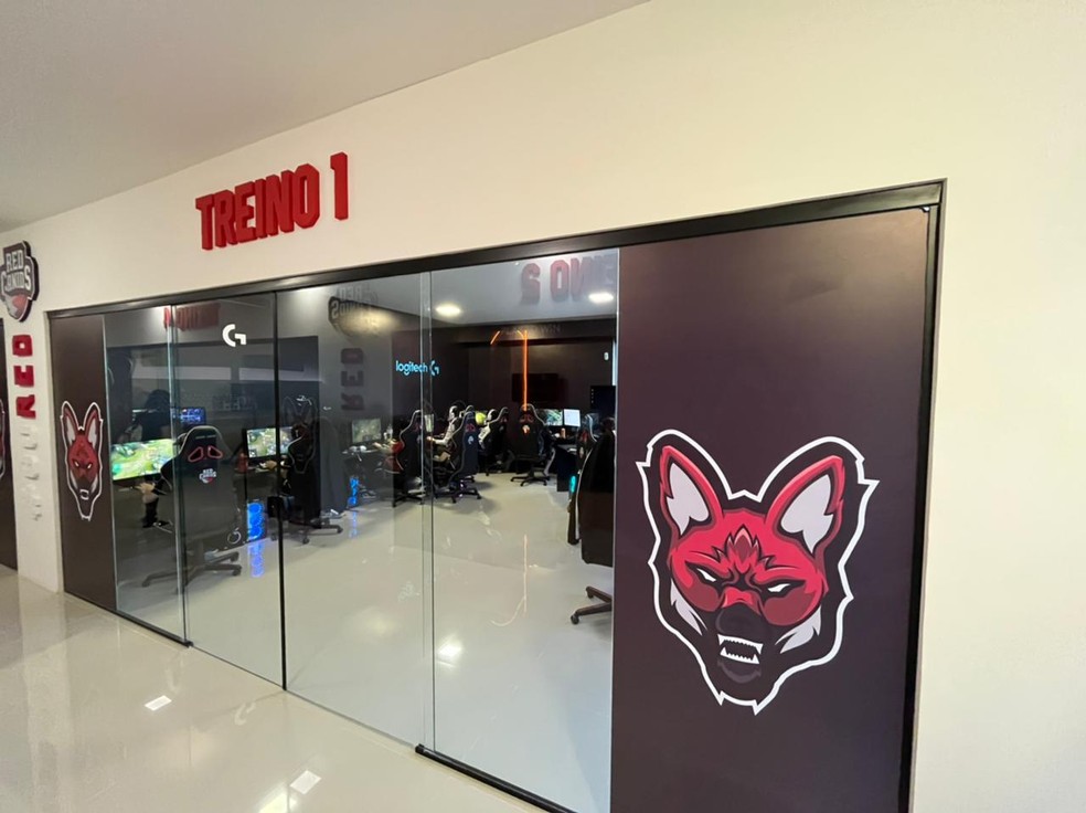 Sala de treinos no gaming office da RED Canids — Foto: PH Nascimento