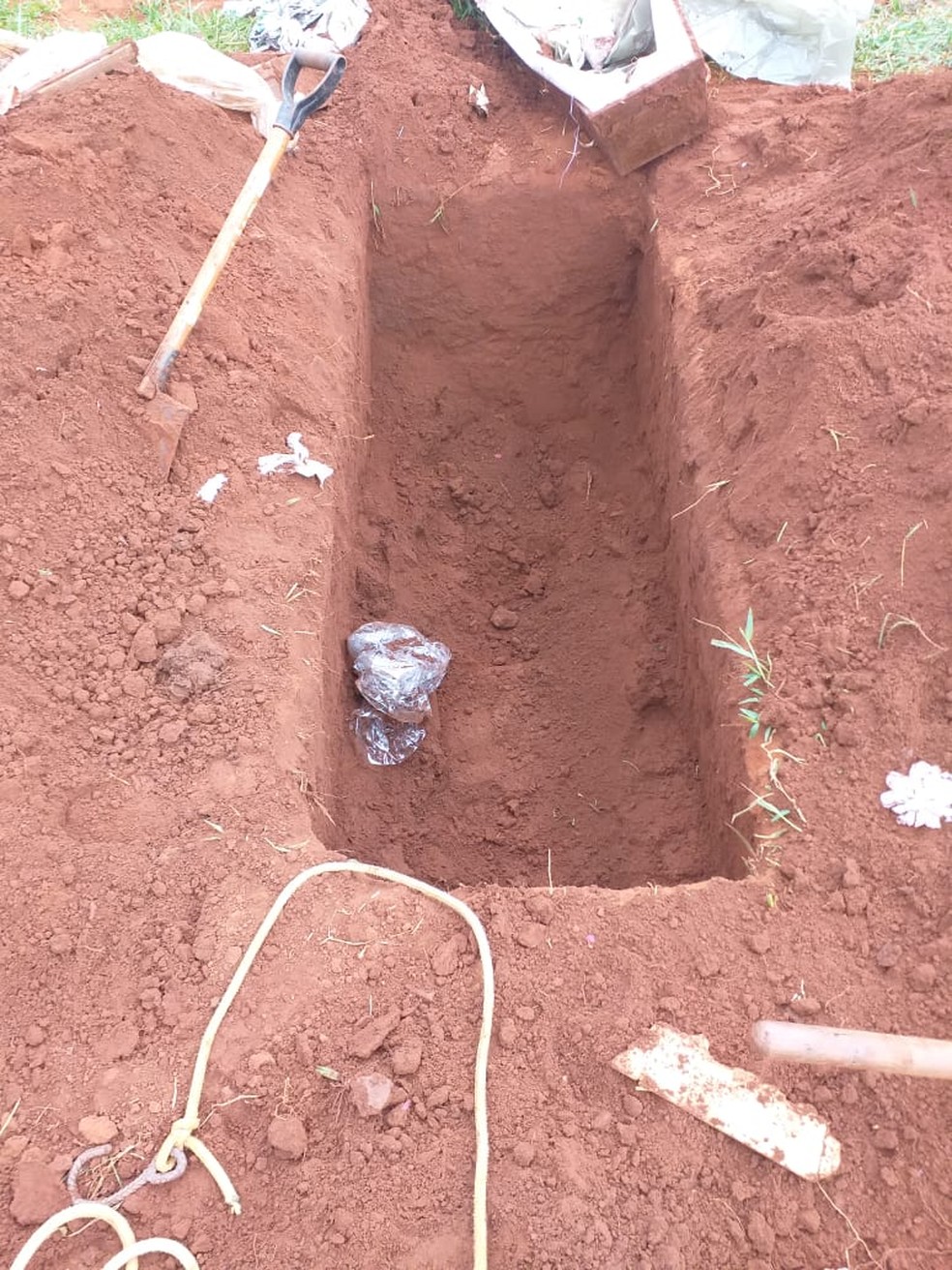 Cova sem o corpo no cemitÃ©rio de Dois IrmÃ£os do Buriti â Foto: Buriti News