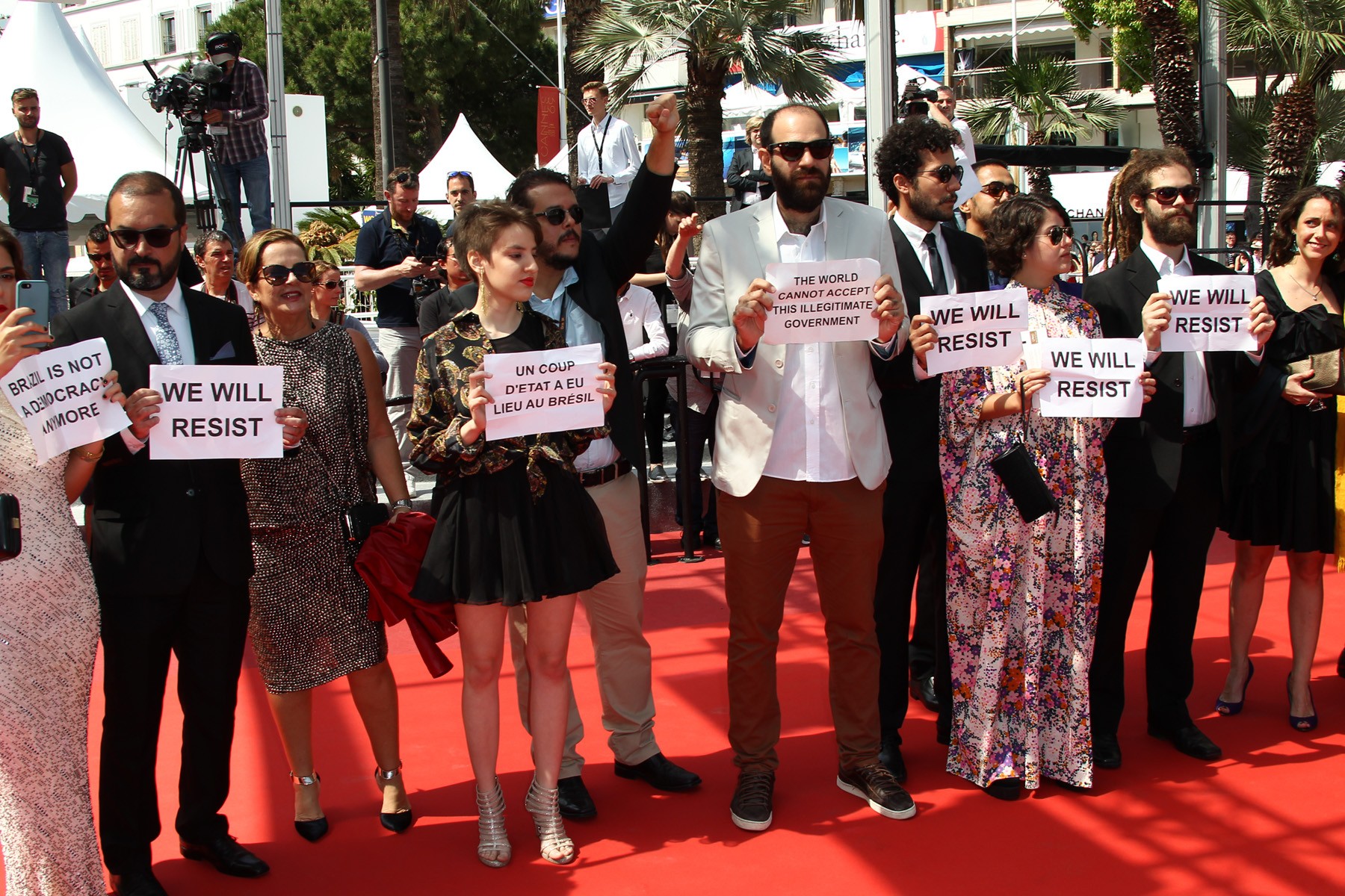 Manifestantes em Cannes na chegada do elenco de 'Aquarius' ao tapete vermelho (Foto: Antonio Barros)