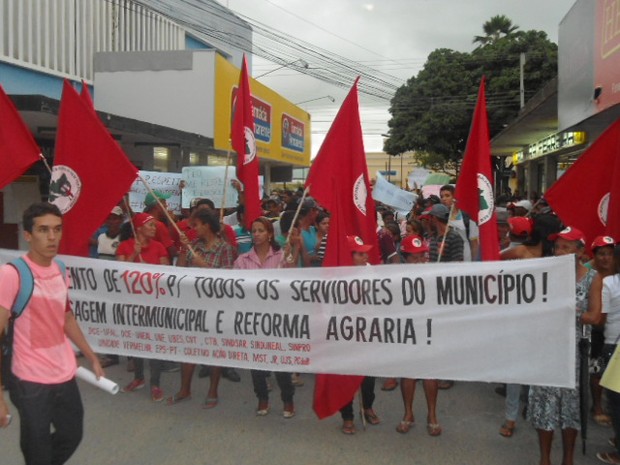Manifestantes saíram às ruas de Arapiraca (Foto: Tony Medeiros/Tv Gazeta)