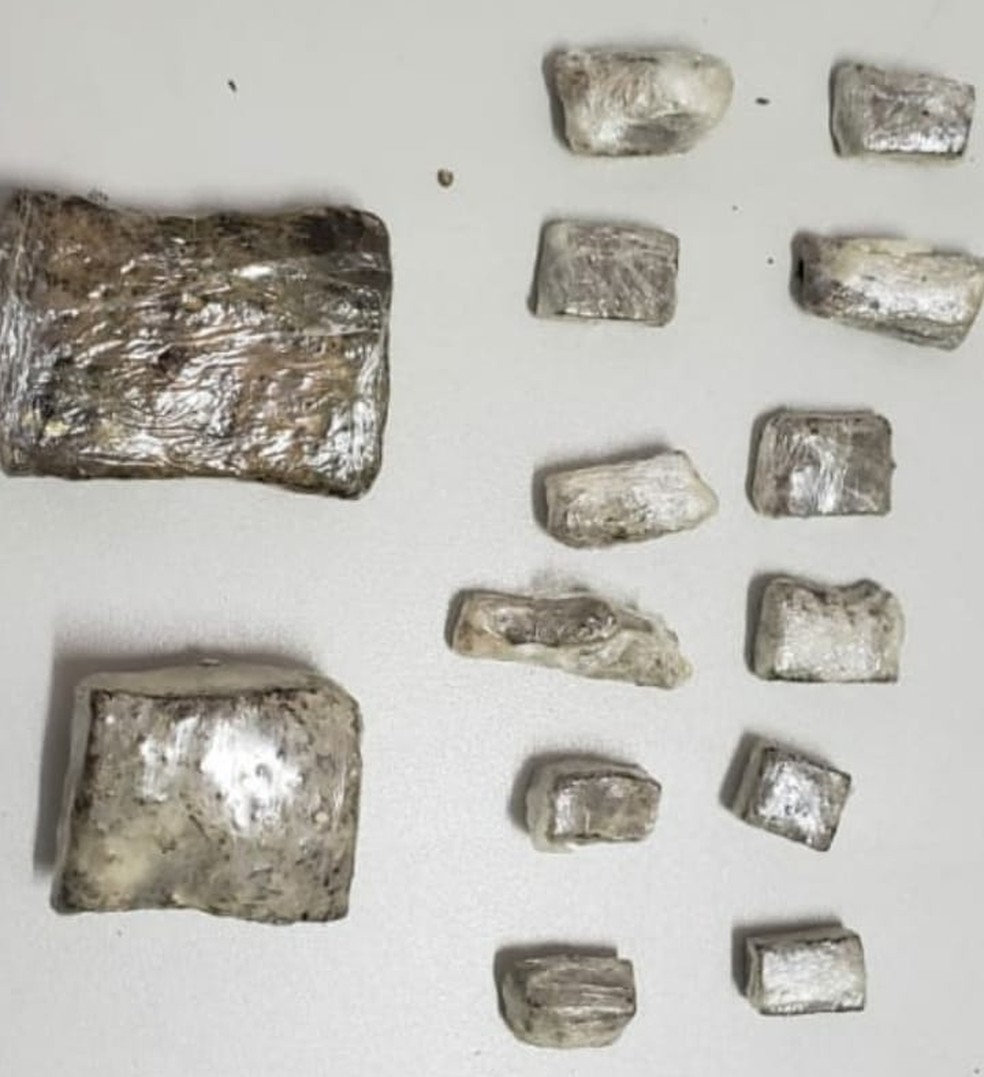 Os entorpecentes e revólveres estavam dentro do carro do PM — Foto: Divulgação/ Polícia Civil