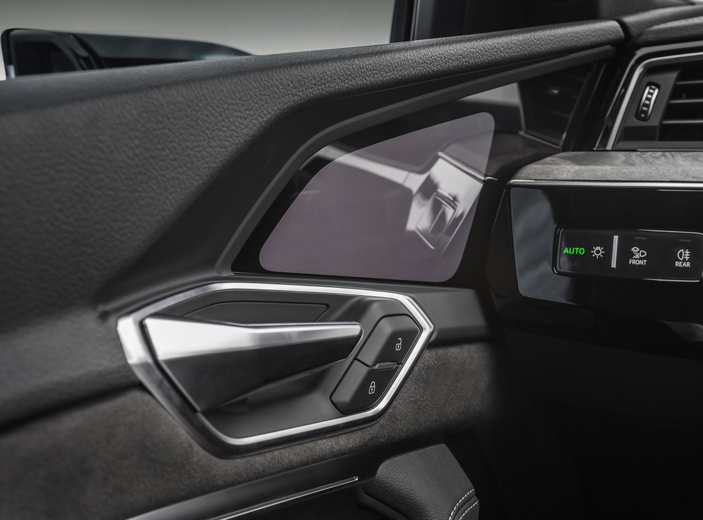 Tela de 7 polegadas que serve como retrovisor no Audi E-Tron — Foto: Divulgação