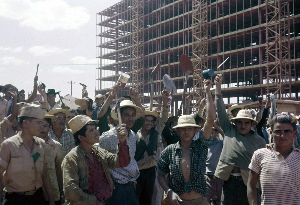 Operários em comemoração ao Dia do Trabalho diante de edifício de ministério em construção, em 1959 (Foto: Arquivo Público do DF/Fundo Novacap/Divulgação)