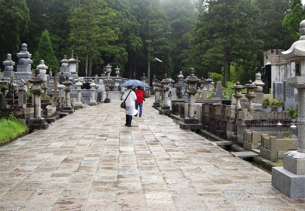 O cemitério do monte Koya, no Japão, é o maior de todo o país. Em cerca de 2 km que separam o cemitério do 