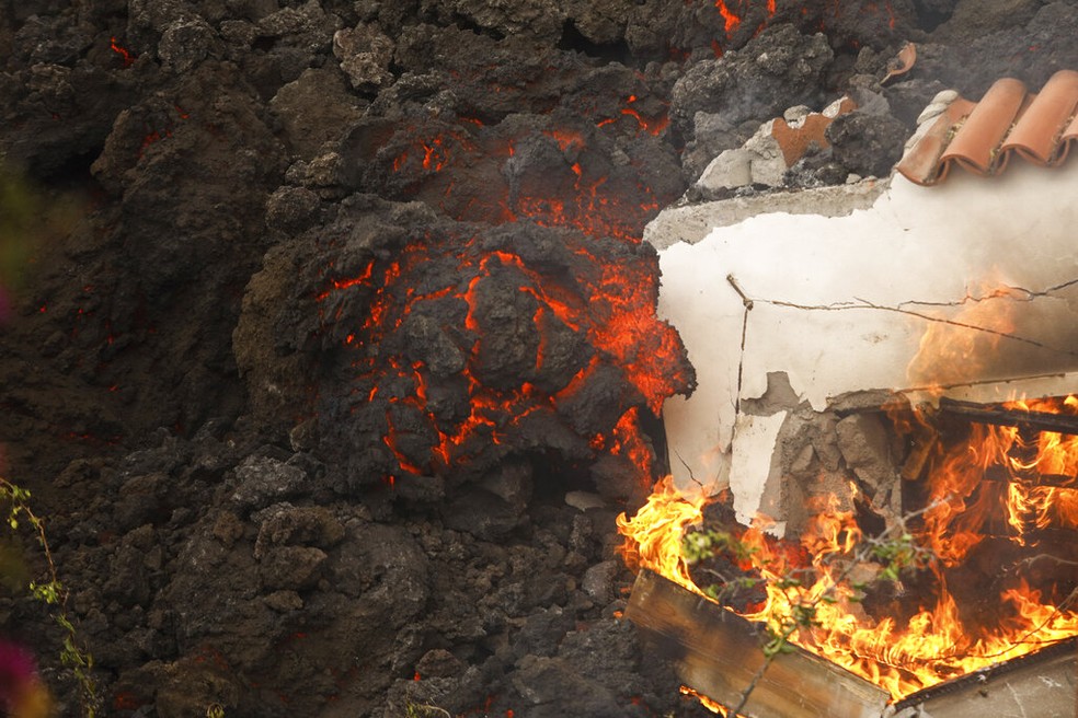 Lava destrói uma casa em La Palma, em 19 de setembro de 2021 — Foto: Kike Rincon/AP