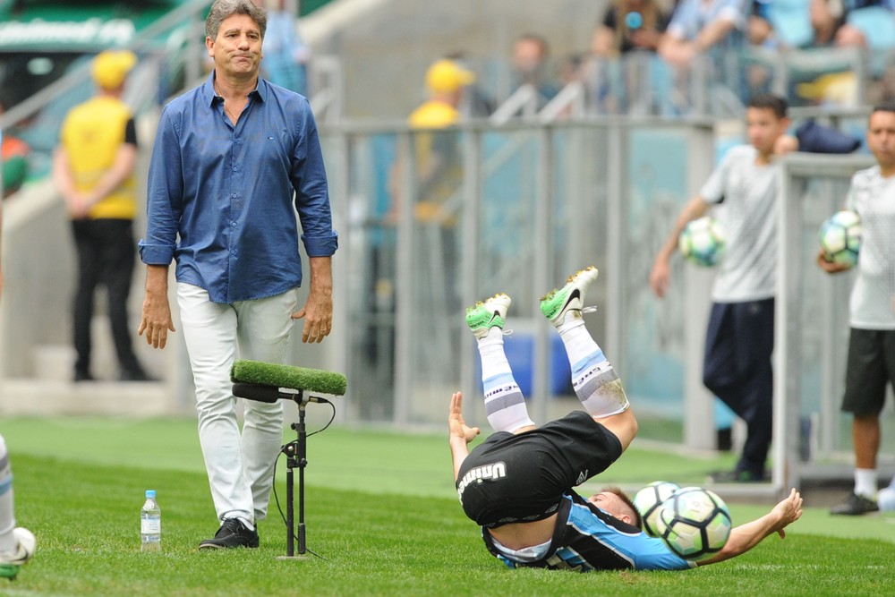 Grêmio sofre 3ª derrota seguida e vê Timão abrir, mas não joga toalha no Brasileiro