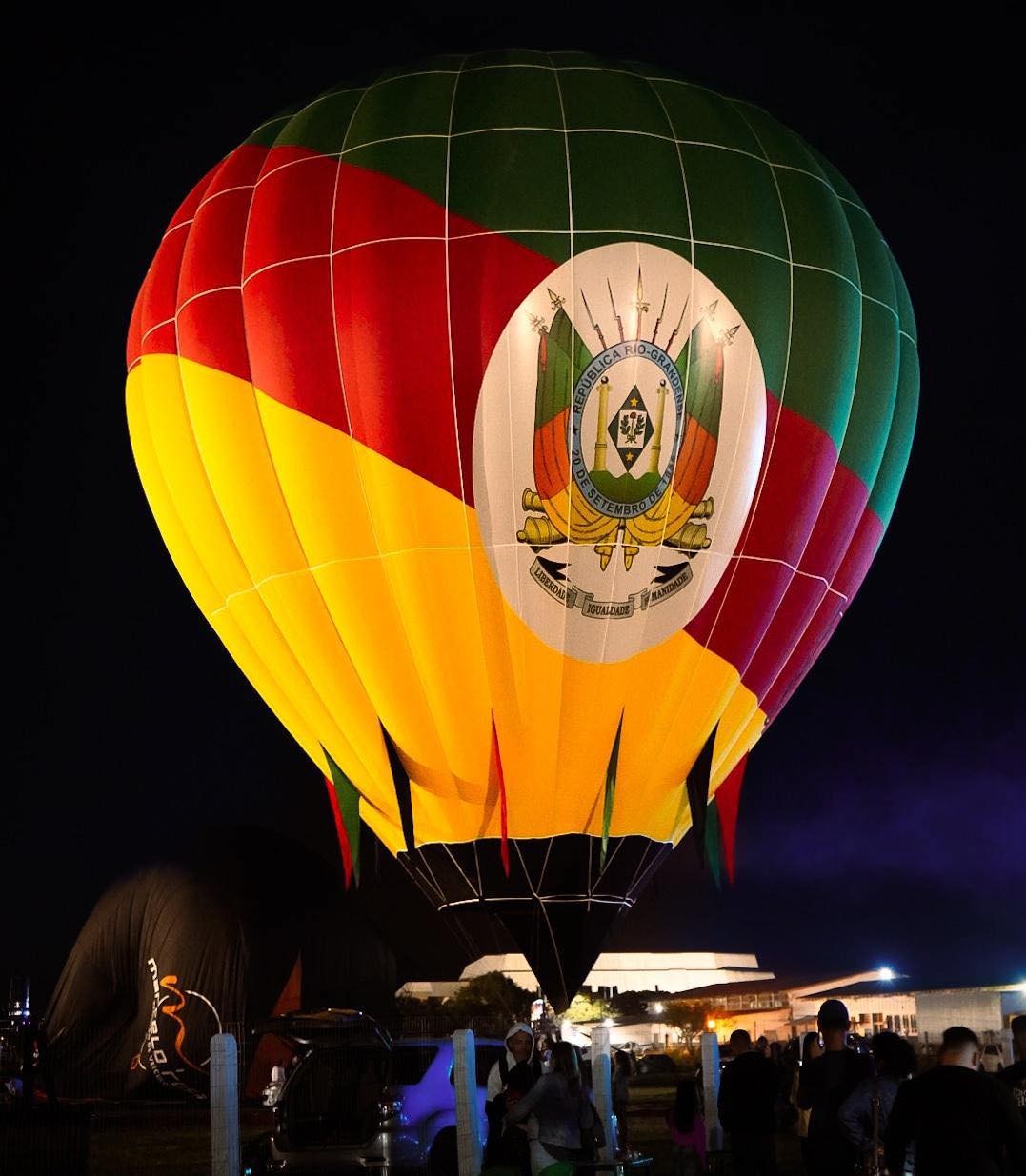 Balão com as cores da bandeira do RS é destaque em festival