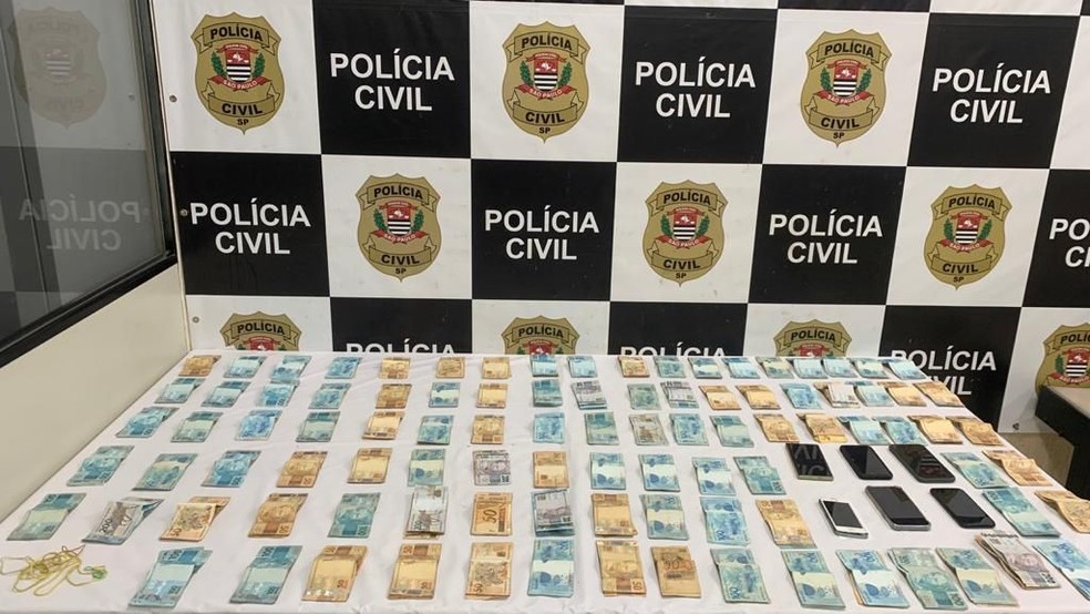 Cerca de R$ 10 mil foi apreendido com os jovens com a venda de drogas em São Paulo — Foto: Divulgação/Polícia Civil