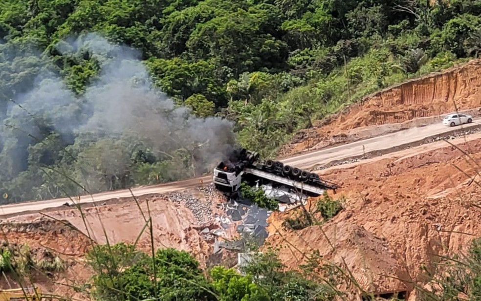 Motorista sai ileso após carreta cair em ribanceira e pegar fogo na Bahia — Foto: Reprodução/TV Bahia