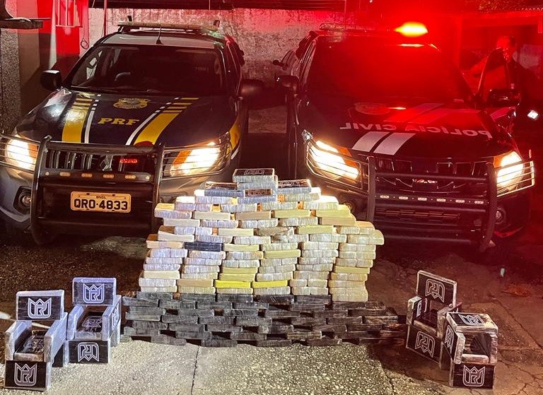 Polícia apreende 145 kg de cocaína em ônibus na cidade de Teresina 