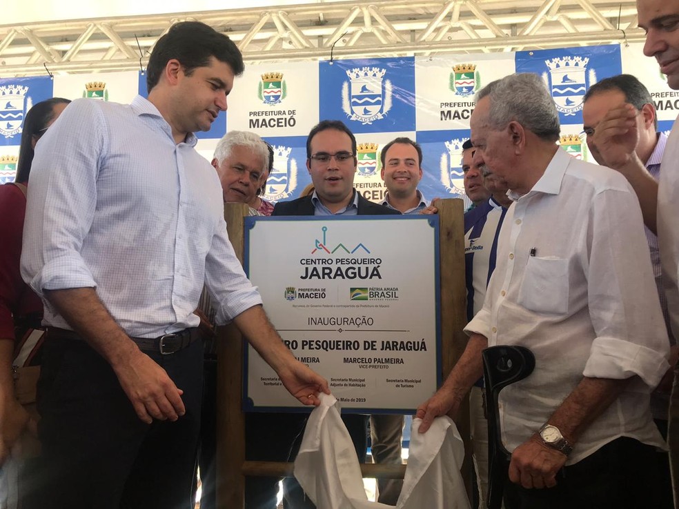 Inauguração do Centro Pesqueiro de Jaraguá teve participação de diversos políticos aliados do prefeito Rui Palmeira (PSDB) — Foto: Michelle Farias/G1