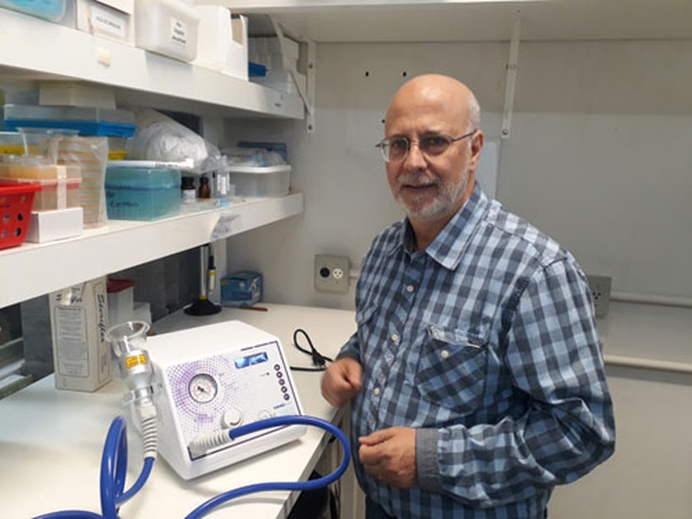 O professor Vanderlei Bagnato testa o equipamento desenvolvido para tratar os sintomas do Parkinson em São Carlos — Foto: Rui Sintra/IFSC