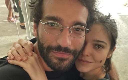 Solteiro, Humberto Carrão posa abraçadinho com Bella Camero: "Só nos conhecendo"