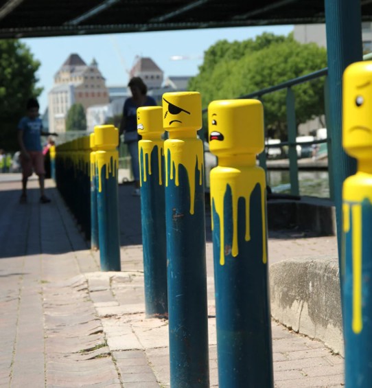 Artista pinta LEGOs irritados nas ruas da França (Foto: Divulgação)