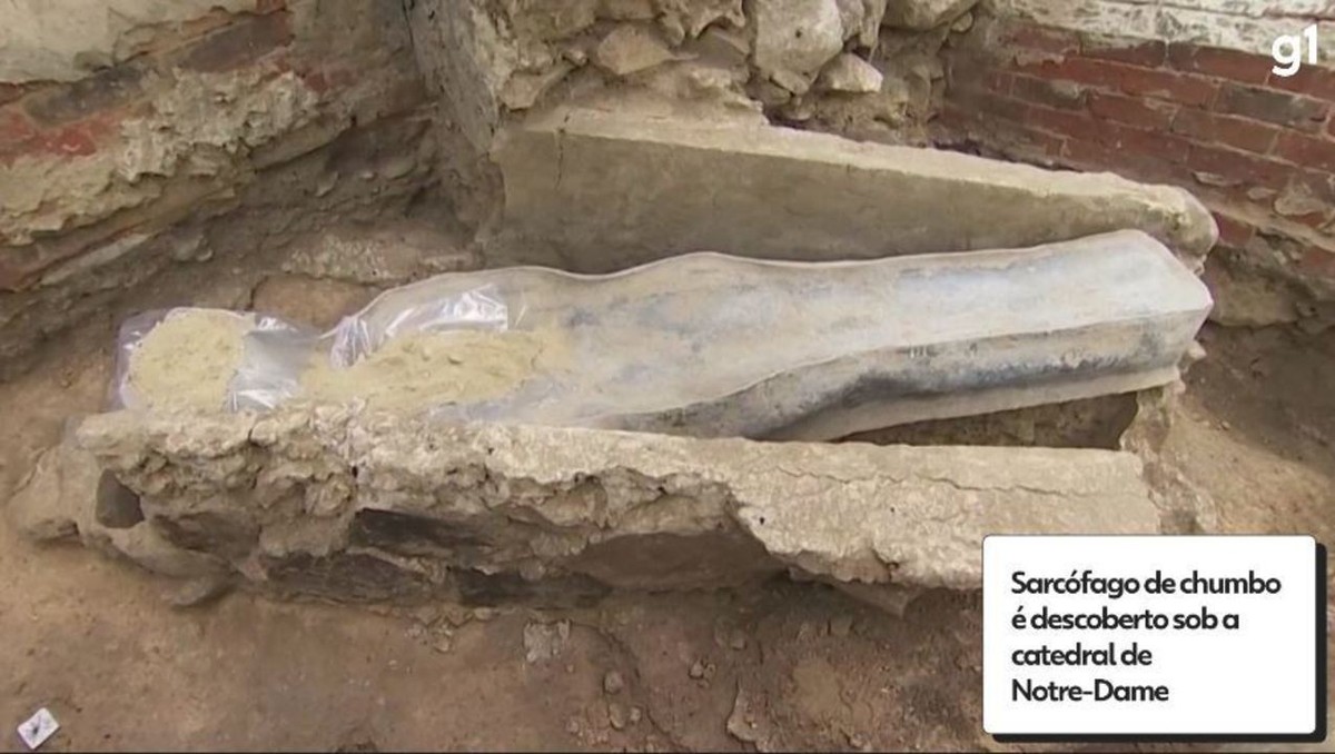 Sarcophage en plomb du XIVe siècle retrouvé dans la cave de Notre-Dame de Paris |  Monde
