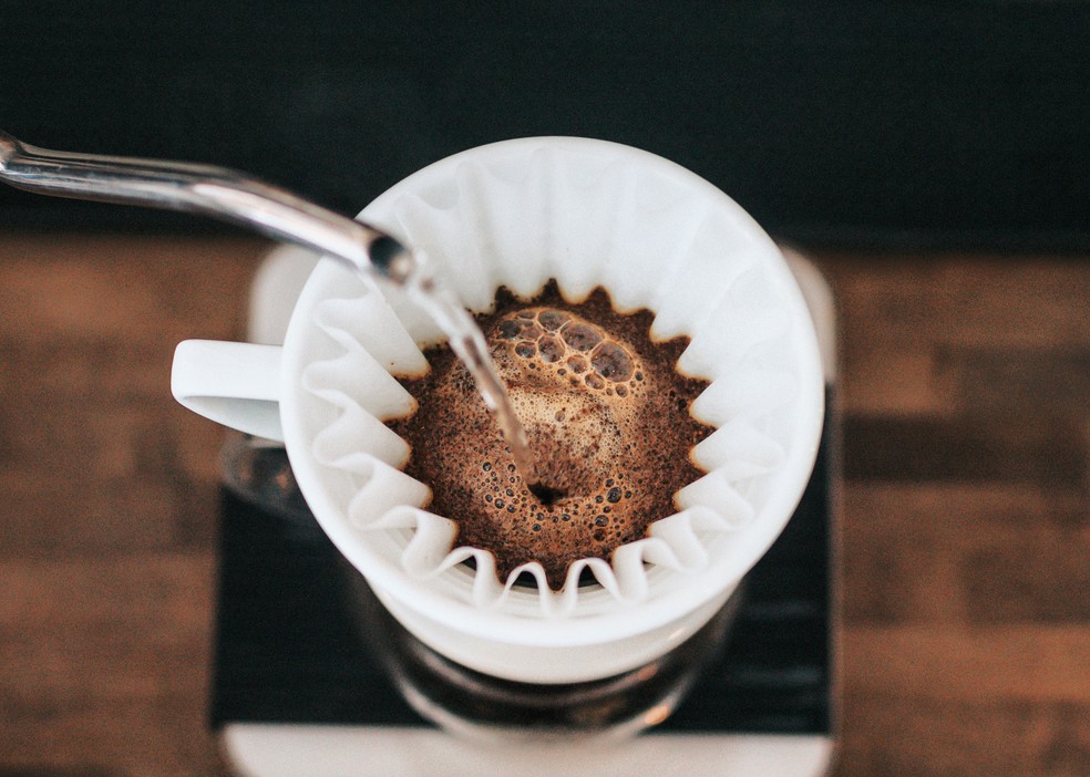 Cafés filtrados têm menos cafeína que cafés expressos — Foto: Unsplash / Tyler Nix