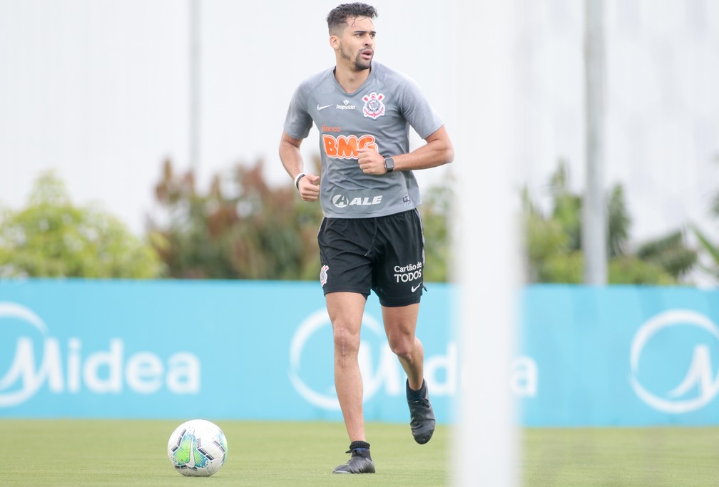 Léo Santos em treinamento no CT do Corinthians — Foto: Rodrigo Coca/Ag.Corinthians